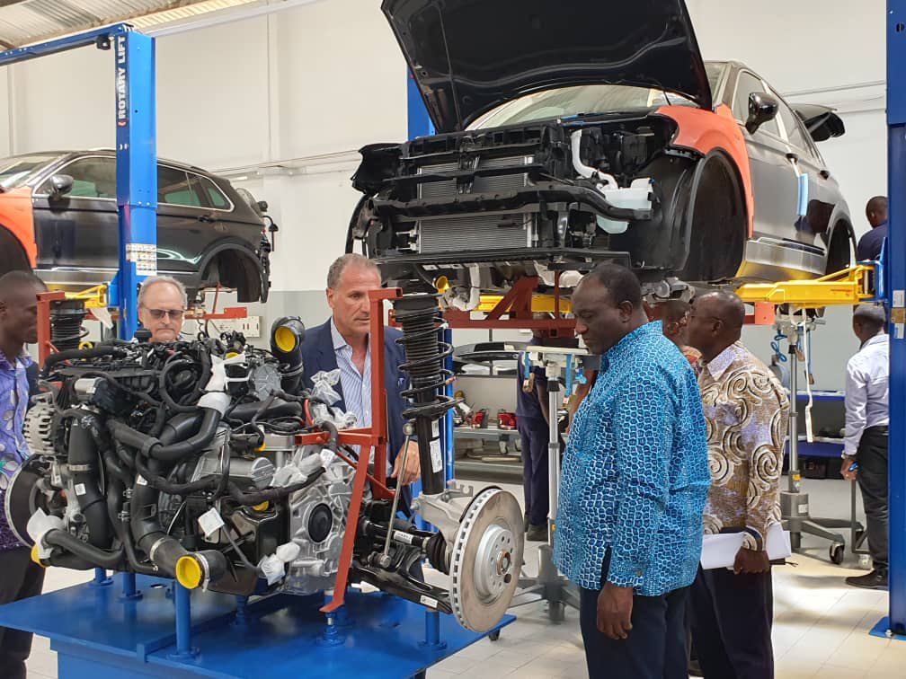 DANIELAGYEISAR1's tweet photo. November, 2018, if I may recall, on the back of the Automobile Development Policy by @AlanKyerematen under @NAkufoAddo, Ghana signed an MoU with Nissan Group of Africa.This is what made Gh🇬🇭  the hub of 5 giant auto manufacturers. 
#Alan2024
#JobsForThePeople 
#CashForThePeople https://t.co/p0zmIxpFX3