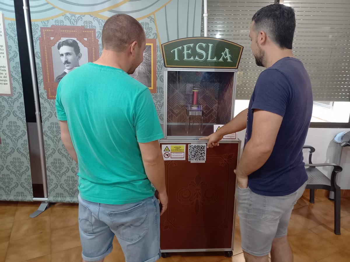 Visitas didácticas mediadas a la exposición Gran espectáculo eléctrico con público general en el Centro Cultural Valero Lecha de Alcorisa (Teruel).