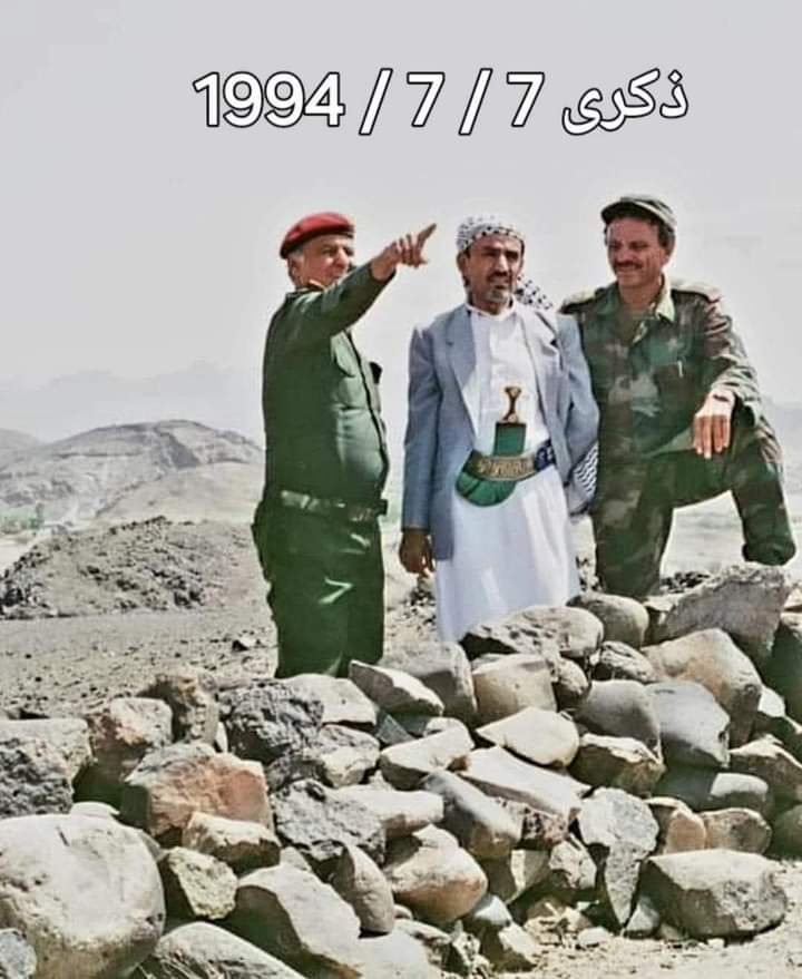 حتى لا ننسى  ... 7 يوليو الأسود
الصوره ل عبد ربه منصور هادي 
عندما كان وزيراً للدفاع في حكومة اليمن الشمالي 
برفقة اثنان من قادة الحرس الجمهوري، 
اثناء اجتياح قاعدة العند الجوية 
على ثلاثة محاور بتجاه كرش الشريجة عقان طور الباحة 
حرب صيف 1994.

الجنوب طعن من اهله الخونه