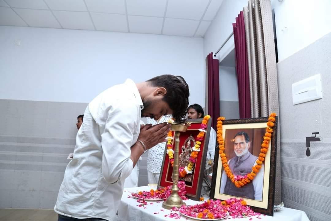 सिर्फ कथन से दुनिया नहीं चलती करने के लिए हो हाथ होने चाहिए।
~श्री चंद्रशेखर सिंह जी

लोकप्रिय राजनेता, प्रखर वक्ता, पूर्व प्रधानमंत्री, 'जननायक' चंद्रशेखर जी की पुण्यतिथि पर उन्हें विनम्र श्रद्धांजलि!