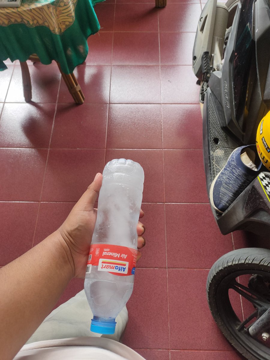 AlditiyaNiko's tweet photo. Kaya guaa dong, kerja bekalnya es batu. biar kuat ngadepin dinginnya customer.
#bacotanojol #ojol #maxim #driverojol #drivermaxim https://t.co/3DZtWMe5C5