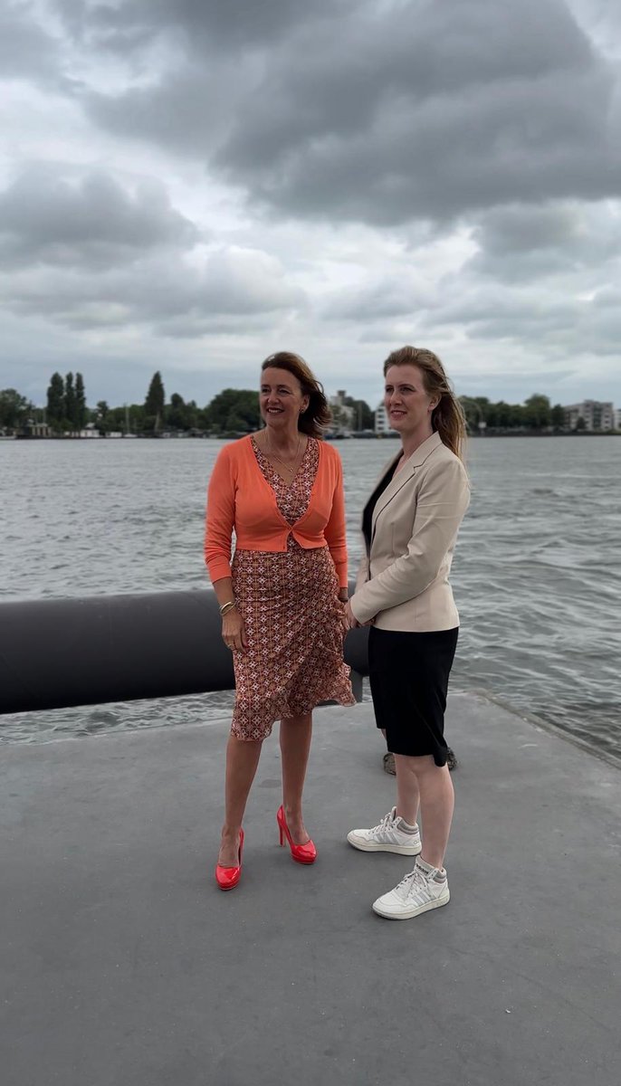 De <a href="/Vervoerregio/">Vervoerregio</a> en gemeente <a href="/AmsterdamNL/">Gemeente Amsterdam</a> betalen samen de fietsbrug over het IJ. @MarjaRuigrok: "De Oostbrug is van groot belang om Amsterdam en de regio beter bereikbaar te maken. Het is een onmisbare schakel in het regionale fietsnetwerk." bit.ly/3VOQ5iK #Oostbrug