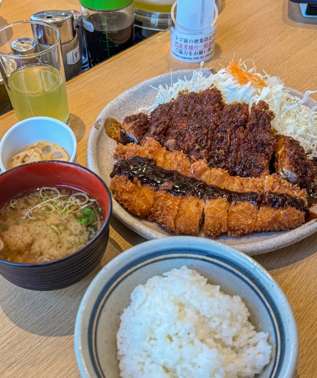 Aydevchard's tweet photo. 昭和の老舗
Misokatsu Yabaton yaba-cho Hontenです
矢場とんです矢場町本店
2人で食べられるボリュームです!😋 https://t.co/NFObcqqS6e