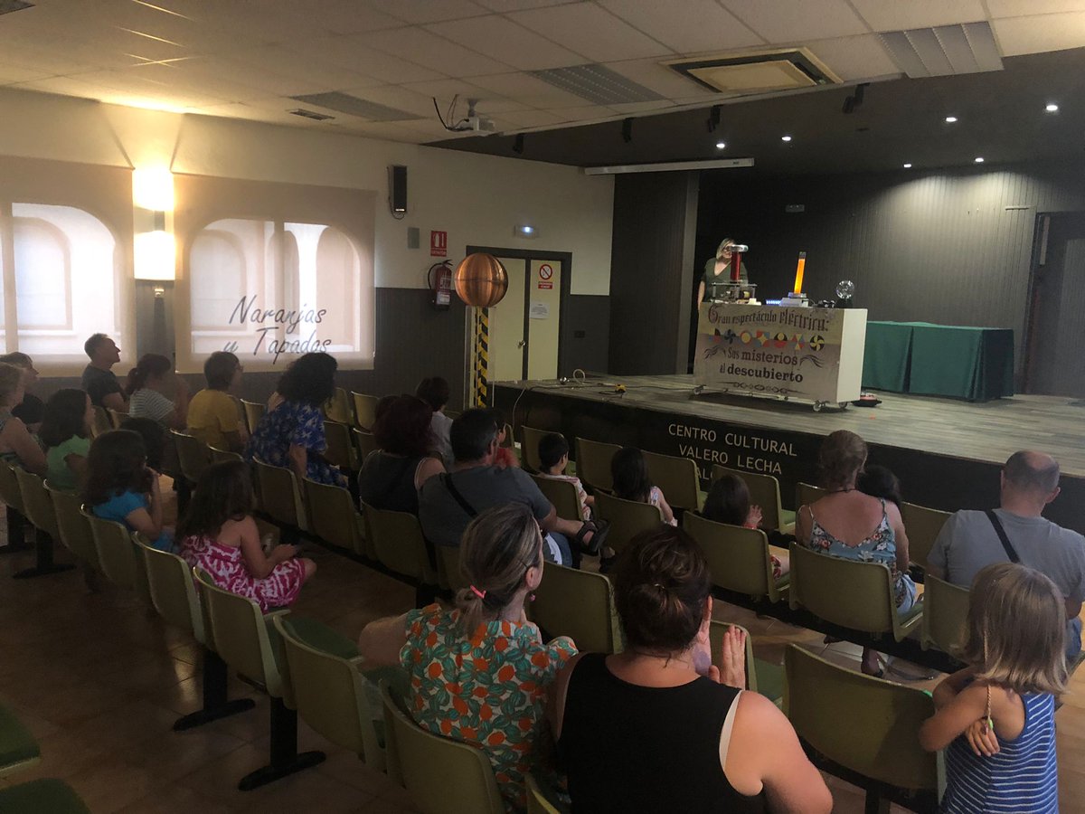 Espectáculo "Gran espectáculo eléctrico", una forma divertida y cercana de profundizar en los misterios de la electricidad y el electromagnetismo.
5 de julio estuvimos en el CC Valero Lecha de Alcorisa (Teruel) disfrutando de la electricidad ¡Muchas gracias!
