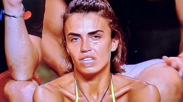 Fanusky2's tweet image. Sofea lleva oliendo un saco de mierda desde que nació, por lo que leo por redes está bien calada, saben que va teledirigida desde fuera 🤣🤣
Sofea a su casa cuánto antes 👎👎
#YoMeRebelo8J