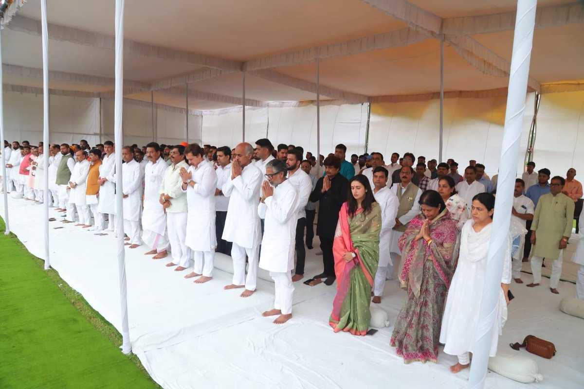 " विचार और फैसले से ना समझौता हुआ है, ना होगा । "
          ~ स्व चंद्रशेखर जी (पूर्व प्रधानमंत्री, भारत सरकार)

17 वीं पुण्यतिथि पर सादर स्मरण 🙏

#PresidentOfIndia #चंद्रशेखर #बलिया #बाबूसाहब #Chandrasekhar