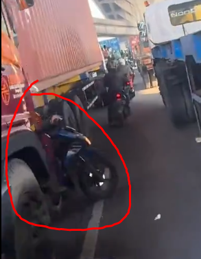 initialA00's tweet photo. @feedemady di detik kebara keluar dari kolong truck ?
ini bukan ?

ga logis soale ada motor bisa lewat kolong truck kalo ga miring. https://t.co/K8eZzgwGrb