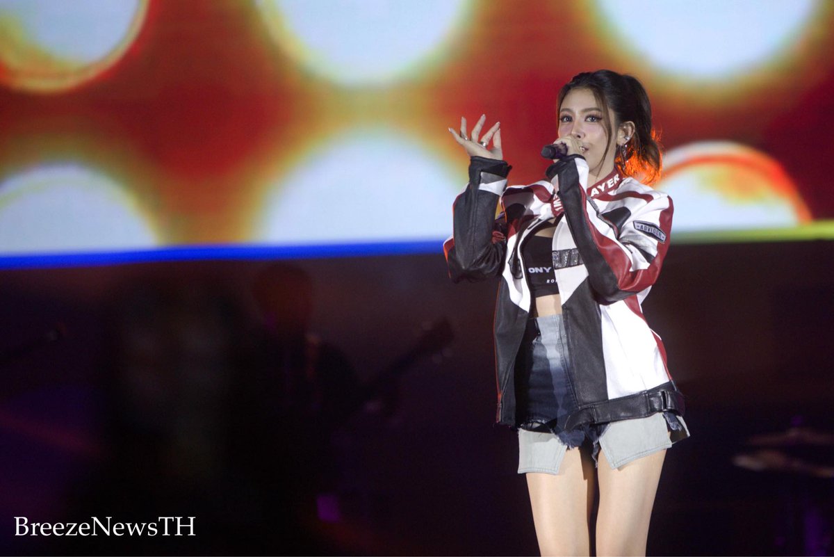 BreezenewsTH's tweet photo. “สแน็ก อัจฉรีย์” สาวสวยมาในลุคแสนเท่ห์ ร้องเต้นจัดเต็มความสนุกม่วนจอย “โคตรซิ่ง : Lifestyle Party & Entertainment” งานปาร์ตี้อันดับ 0.5 ของประเทศไทย เปิดตี้สุดซิ่งชวนสะดิ้งกัน
#โคตรซิ่ง2024 #CodeZinggg
#CodeZingxSnack
#สแน็กอัจฉรีย์ #SnackAjcharee https://t.co/EUof8jRDRN