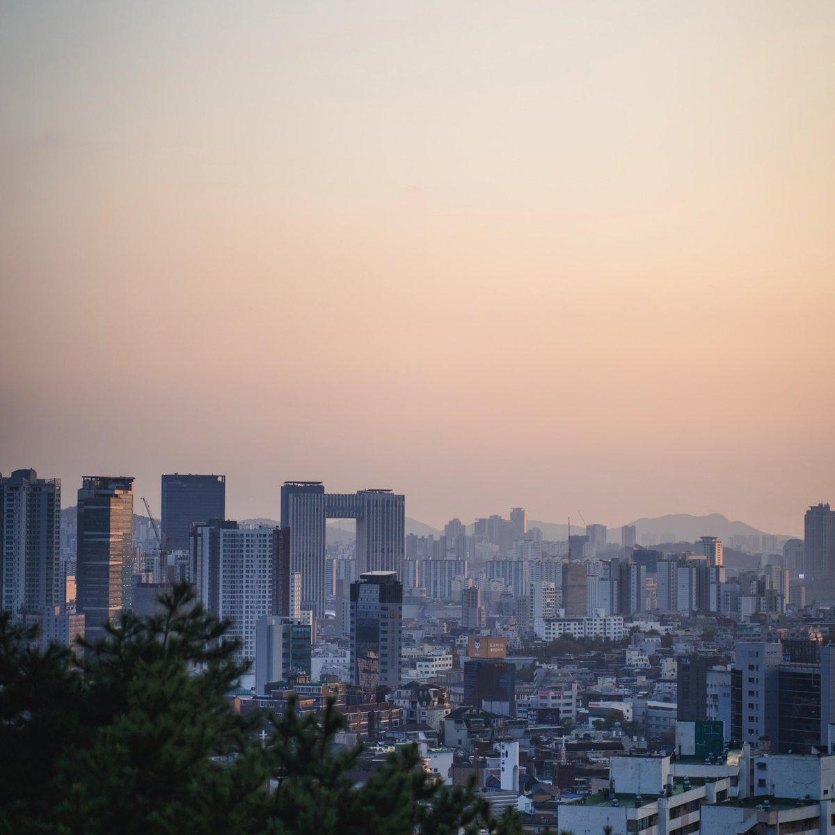 Petit coucher de soleil à Séoul 🇰🇷. 
Y’a une vraie vibe dans cette ville 👌