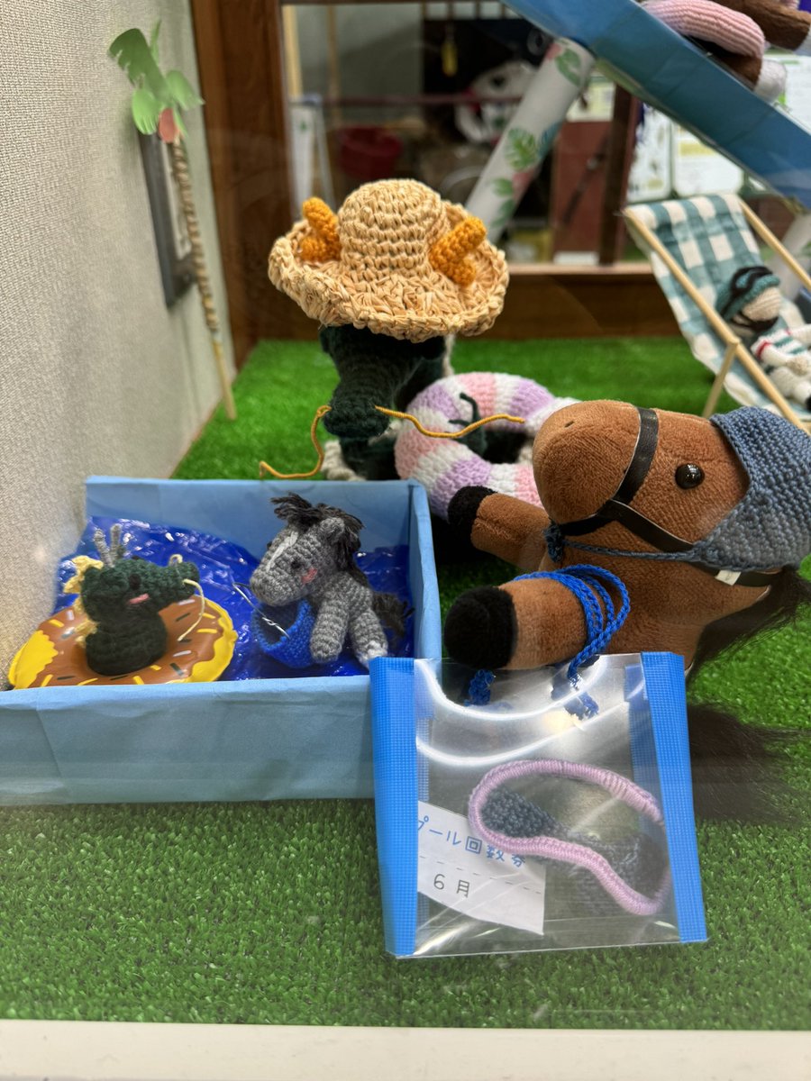 ドウデュースを応援する福島競馬場のターフィーショップ前展示を応援し