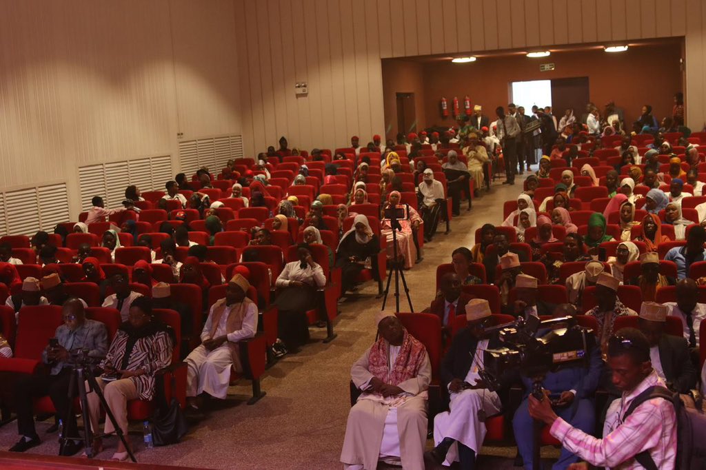 Nilihudhuria Maadhimisho ya Siku ya Kiswahili huko Comoro, yaliyoshirikisha washiriki 500 wakiwemo Watanzania, wananchi wa Ngazidja, na wanadiplomasia. Tukio lilijumuisha burudani za kitamaduni, mijadala, na mapishi ya pwani. Gavana Ibrahim Mze, mgeni rasmi, aliunga mkono