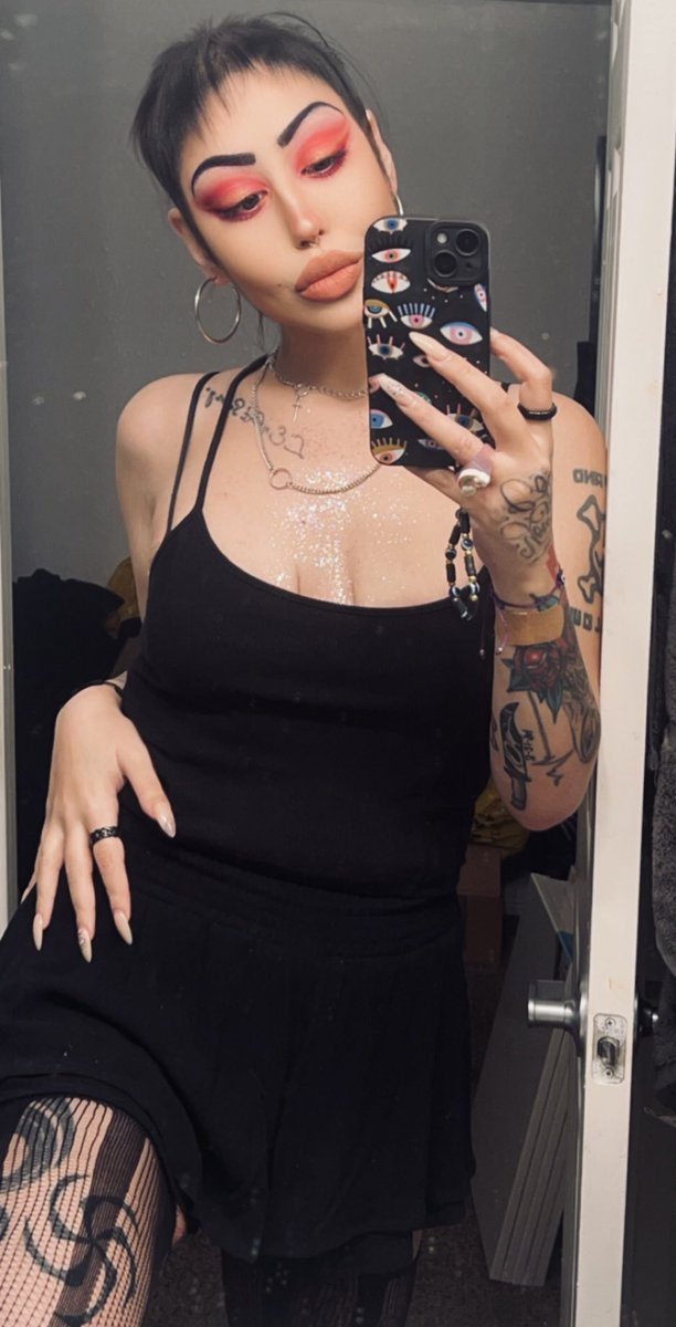 kingcyyka's tweet photo. Hella feeling myself today.
⛓️🖤

#gothic #gothbaddie #baddie #tattoolovers #mua #Loveyourself https://t.co/ONmUeDWldS