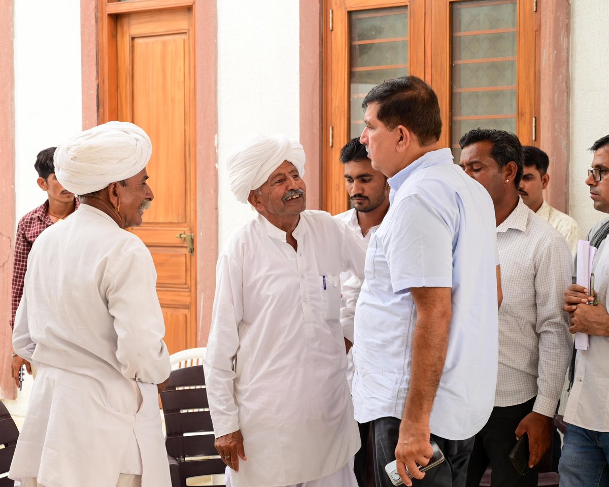 Barmer_Harish's tweet photo. थार के अंतिम छोर पर बैठे प्रत्येक व्यक्ति की मूलभूत समस्याओं का समाधान हमारी सोच, हमारा संकल्प है।

#जनसुनवाई
#बायतु_ढाणी
#थार_की_अपणायत https://t.co/LOfXGmhfxN