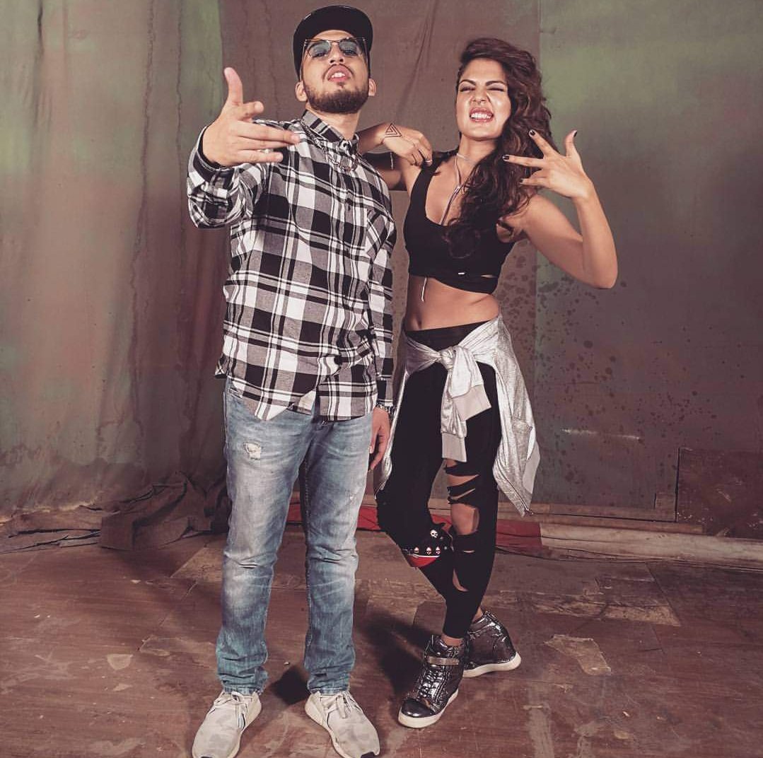 DCtweets_'s tweet photo. Yede tu jinko movies mein dekhta hain unke saath apan meet-up karte! 
Yeh hain @NaezyTheBaA
Aya na samajh mein bachkaane!
#NaezyTheBaa #NaezylsTheBoss #NaezyGang #Naezy #EndemolShine #BiggBossOTT3onJioCinema #UnscriptedReality #Trending @JioCinema @NaezyTheBaa_OFC @Abbuistheboss https://t.co/3Th5Bmd0dn