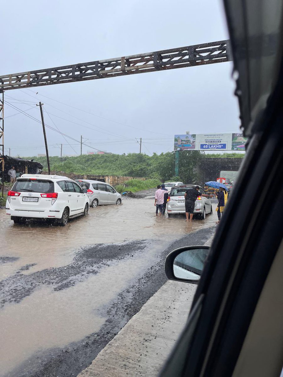 Mayur_N_Savla's tweet photo. Respect Sir,
@narendramodi @nitin_gadkari @NHAI_Official @mieknathshinde 
Please travel by road from Dahisar to Palghar than only you can understand problems, hardship &amp; difficulties faced by common man travelling daily by road made for development of country. 
#helplesscitizen https://t.co/pthJdjRIVM