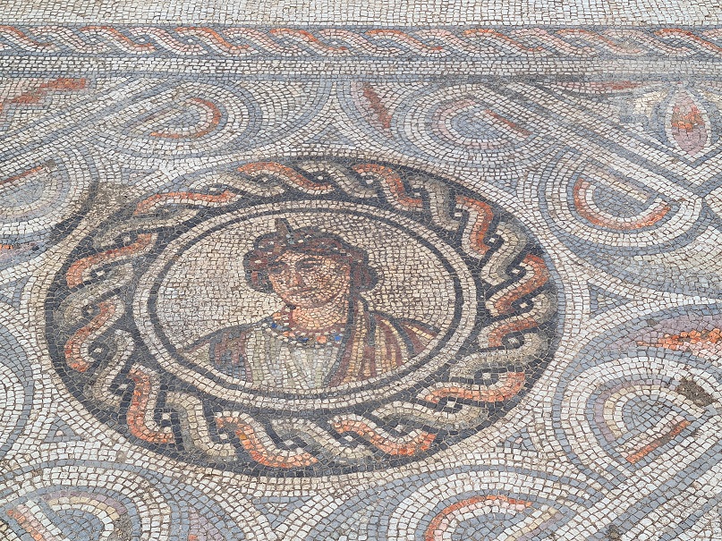 La Soprintendenza  ha riaperto al pubblico l’area archeologica della Villa dei Mosaici di Negrar con accesso gratuito ogni sabato dalle 9 alle 12. L’organizzazione delle visite guidate (a pagamento) è stata affidata a SAP Società Archeologica
Per info: urly.it/3a-ba