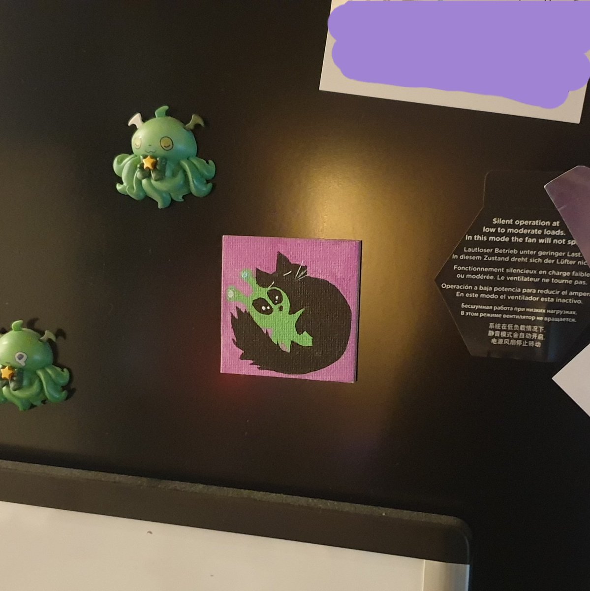 i painted for the first time in like a decade! its my cat Fig snoozin with an ikea alien! AND ITS A MAGNET!?