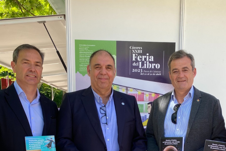 🤾‍♂️La revista E-balonmano aumenta su factor de impacto <a href="/infouex/">UEx</a> @publicauex 

✅Surge a iniciativa de la <a href="/fexbm/">Federación Extremeña de Balonmano</a> y cuenta con la colaboración de los profesores Sebastian Feu, Antonio Antúnez y Sergio Ibáñez

ℹ tinyurl.com/y2m6myv8