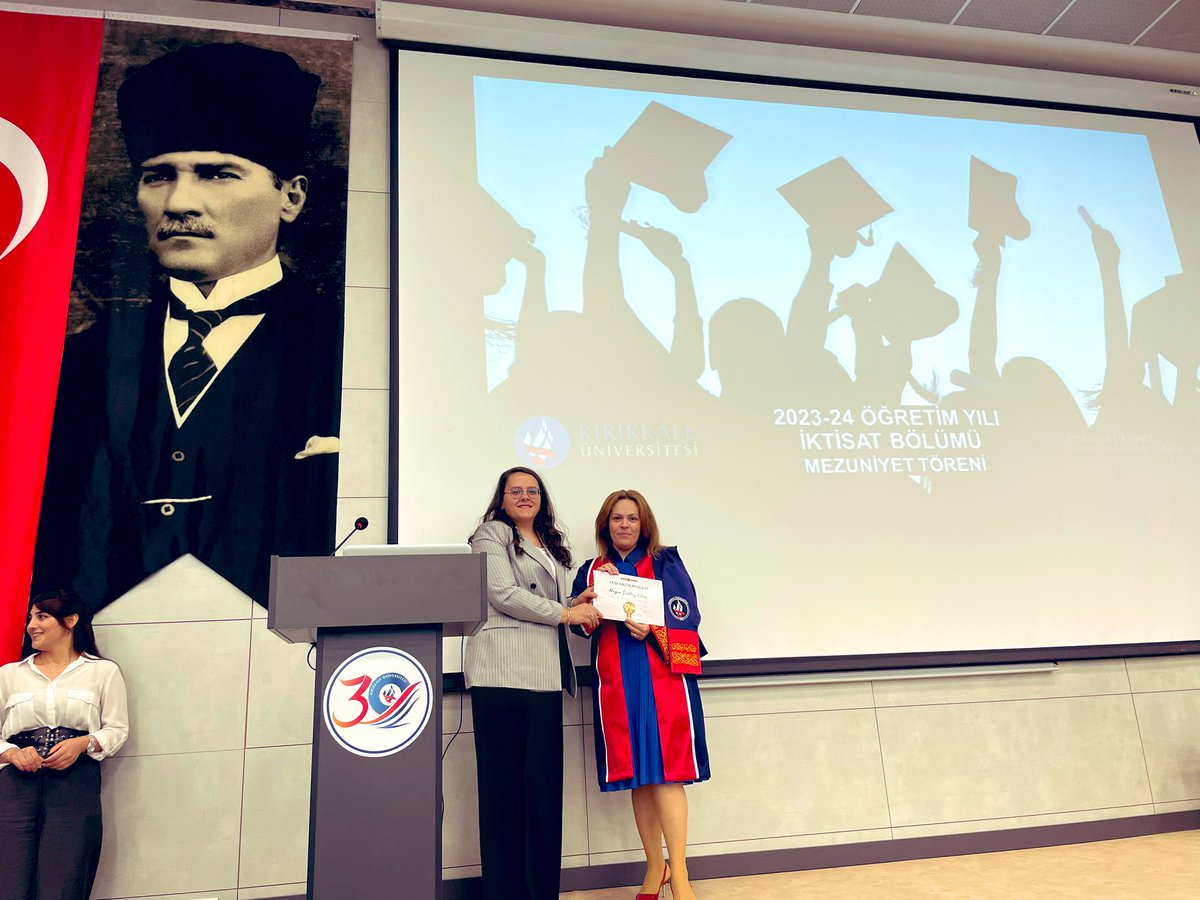 #kkuiktisat 2024 mezuniyet töreninde NOTU EN BOL HOCA olarak Doç. Dr. Nazan Şahbaz Kılınç, EN SEMPATİK HOCA olarak Doç. Dr. Seda Bayrakdar ve ÖĞRENCİLERDEN EN YÜKSEK NOT ALAN HOCA olarak Prof. Dr. Mustafa Ünver, kendi dallarında ikincilerden ödüllerini aldılar. #kku #kkuiibf