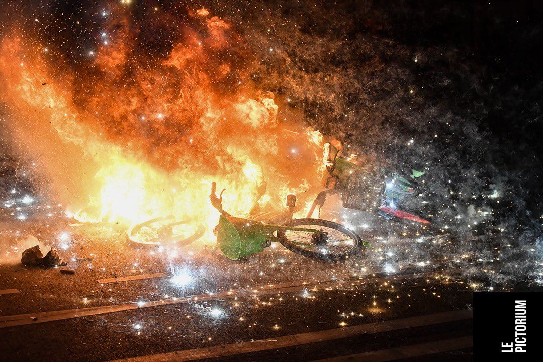 Julien mattia (@julien_mattia) on Twitter photo La fête gâchée par des heurts entre police et manifestants sur la place de la République.
📸 <a href="/PictoriumAgency/">Le Pictorium Agency</a>
#FrontPopulaire #ElectionLegislative2024 #ElectionResults #NouveauFrontPoplulaire #Violence
#PlaceDeLaRépublique #Election2024 #NoPasaran #France La fête gâchée par des heurts entre police et manifestants sur la place de la République.
📸 <a href="/PictoriumAgency/">Le Pictorium Agency</a>
#FrontPopulaire #ElectionLegislative2024 #ElectionResults #NouveauFrontPoplulaire #Violence
#PlaceDeLaRépublique #Election2024 #NoPasaran #France