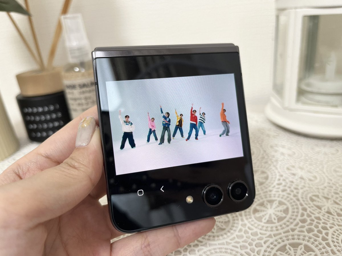 mobareco_jp's tweet image. 本日撮影でGalaxy Z Flip5を利用しているのですが、カバー画面が可愛いし、やっぱりすごく性能がいい…！！

いろんな形でYouTubeを見れて、&quot;推し&quot;がいる方におすすめのスマホです😆笑

みなさんの推し知りたいので、よかったらリプで教えてください👶🏻☀️

#Galaxy #Galaxyzflip5 #オタ活 #推し