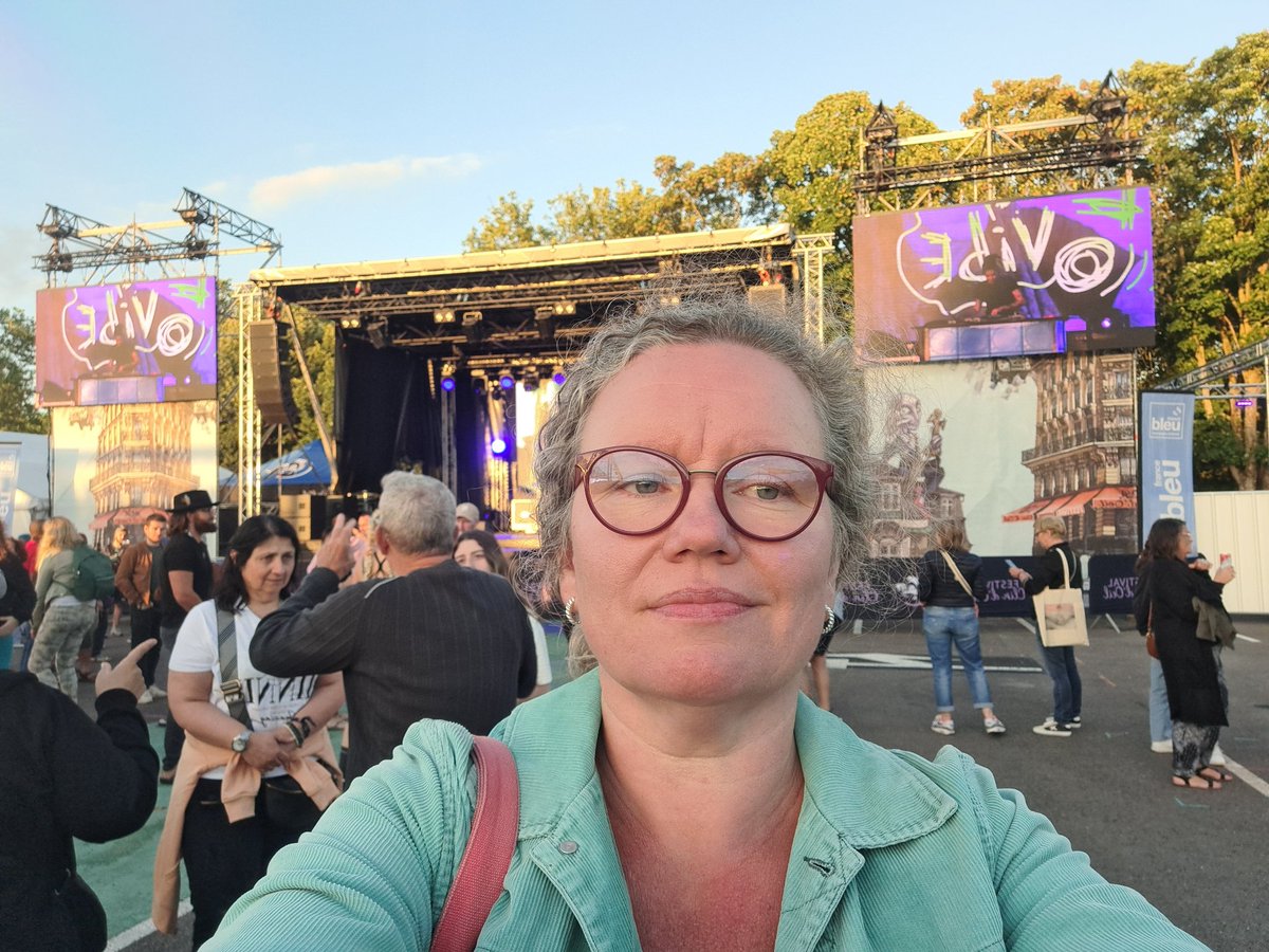 Tuli vietettyä ensimmäisen kerran kuurojen kulttuurifestivaalissa Reimsissä. Joka toinen vuosi vetää noin 20.000 tuhatta kuuroa ympäri maailmaa. Musiikkia, taidetta, teatteria, kohtaamisia. Kuurojen Mekka! #Reims <a href="/ClindOeilFest/">Festival Clin d'Oeil</a>