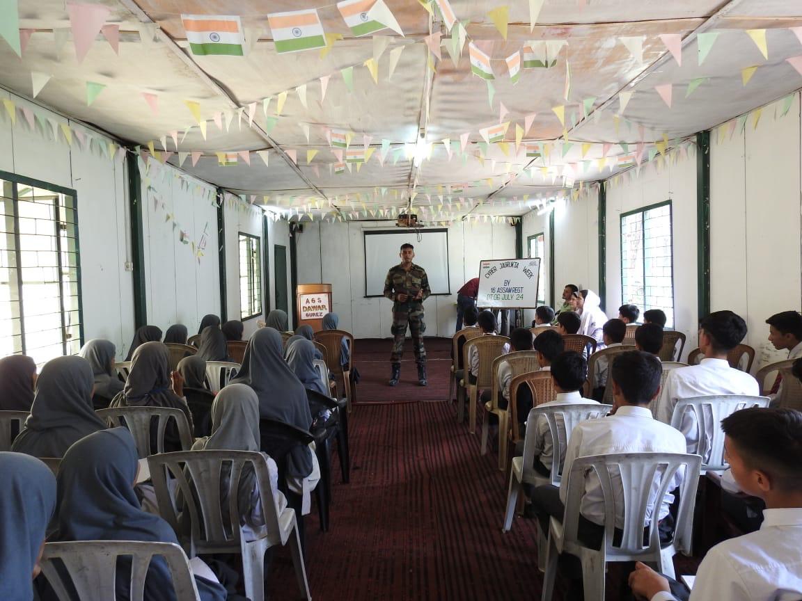 kupwarasentinel's tweet image. #IndianArmy conducted a class cum workshop for AGS Dawar students on #InternetSecurity &amp;amp; #CyberJagrukta Week. This initiative aimed to spread awareness about preventing cyber fraud and crimes while engaging students and teachers on the latest cyber issues and preventive measures