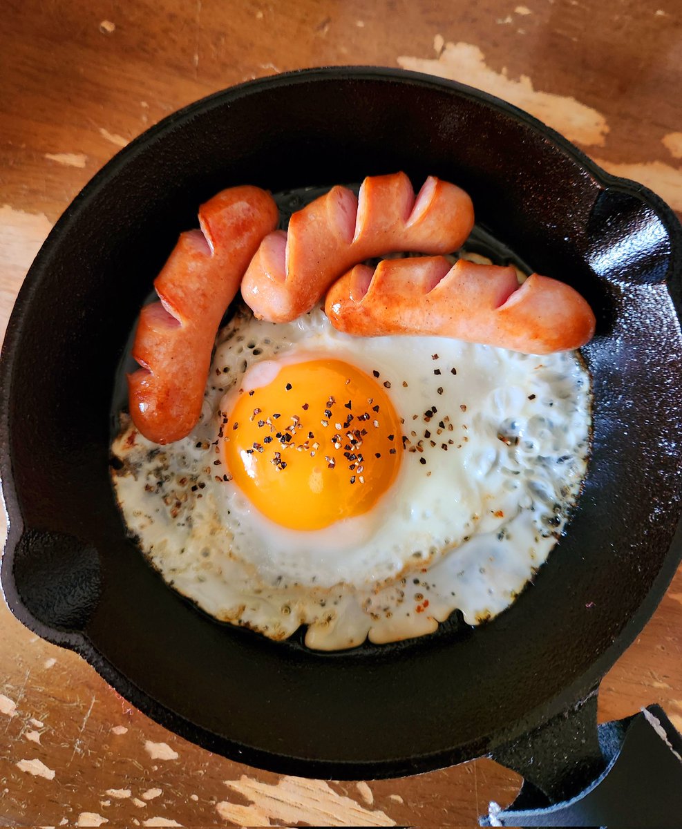 何年か前に買って、シーズニングして一度も使ってなかったスキレットで目玉焼き\u0026ソーセージ。 #キャンプ #キャンプ飯 #スキレット #目玉焼き # ソーセージ #キャンプ好きな人と繋がりたい, image size:987x1200