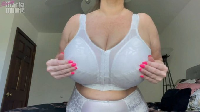 VID SOLD! Mommy Maria Teases You With Her Bra 🔥 Check it out! https://t.co/ElubNEcFFz #MVSales @manyvids<a href="/tag/mvsales"class="tags"><span>#mvsales</span></a>