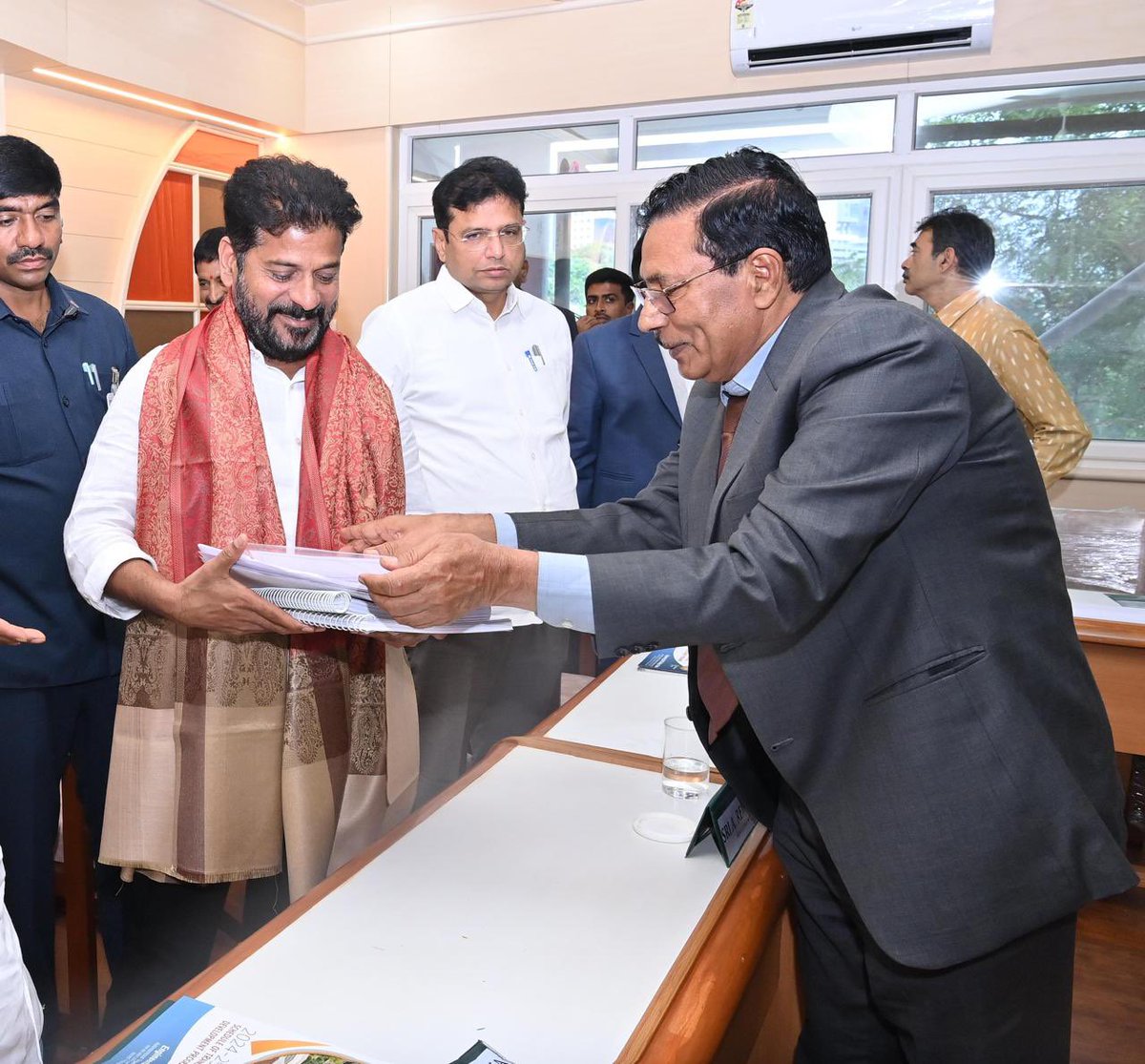 revanth_anumula's tweet photo. ఈ రోజు…
గచ్చిబౌలిలోని…
ఇంజనీరింగ్ స్టాఫ్ కాలేజీలో…
రాష్ట్రంలో ఏర్పాటు చేయ తలపెట్టిన…
స్కిల్ యూనివర్సిటీ అంశం పై…
పారిశ్రామిక ప్రముఖులు…
ప్రభుత్వ ఉన్నతాధికారులతో…
సమీక్ష నిర్వహించడం జరిగింది.

ఈ సందర్భంగా…
ఇంజనీరింగ్ స్టాఫ్ కాలేజీ ఆవరణలో…
నూతనంగా నిర్మిస్తున్న…
కన్వెన్షన్ సెంటర్ ను…
పరిశీలించడం జరిగింది.

#TelanaganaPrajaPrabhutwam