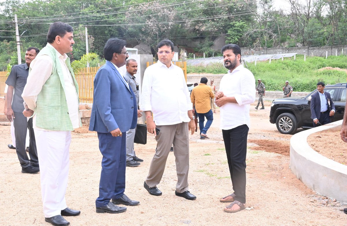 revanth_anumula's tweet photo. ఈ రోజు…
గచ్చిబౌలిలోని…
ఇంజనీరింగ్ స్టాఫ్ కాలేజీలో…
రాష్ట్రంలో ఏర్పాటు చేయ తలపెట్టిన…
స్కిల్ యూనివర్సిటీ అంశం పై…
పారిశ్రామిక ప్రముఖులు…
ప్రభుత్వ ఉన్నతాధికారులతో…
సమీక్ష నిర్వహించడం జరిగింది.

ఈ సందర్భంగా…
ఇంజనీరింగ్ స్టాఫ్ కాలేజీ ఆవరణలో…
నూతనంగా నిర్మిస్తున్న…
కన్వెన్షన్ సెంటర్ ను…
పరిశీలించడం జరిగింది.

#TelanaganaPrajaPrabhutwam