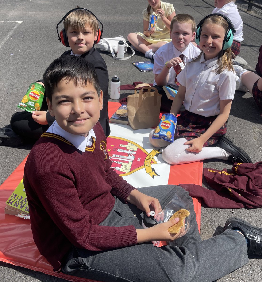 AnfieldRoadY5's tweet photo. A gorgeous day for our reading picnic! 📚 The sun has been shining and we have been sharing stories ☀️ @AnfieldReads https://t.co/AvTNVDs9hg