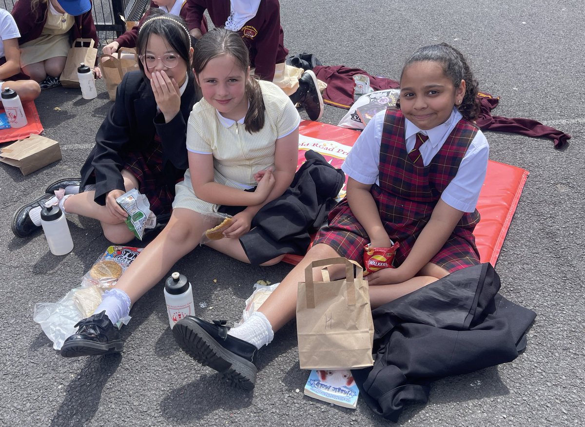 AnfieldRoadY5's tweet photo. A gorgeous day for our reading picnic! 📚 The sun has been shining and we have been sharing stories ☀️ @AnfieldReads https://t.co/AvTNVDs9hg