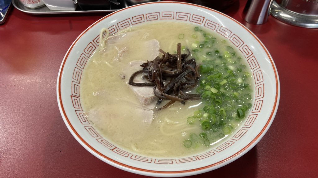 loveramener's tweet photo. ラーメンたつみ@小倉のラーメン
店内は結構な獣臭を感じるが、ラーメン自体はそこまで臭みもなく。
白色クリーミーな仕上がりで油分もそれなりに溶かし込んでいるタイプ。
麺はこの系統にしては少し太めの物、滑らかな啜り心地の麺で相性的にも悪くない。
値段も700円でクオリティからすると良心的。 https://t.co/0NiVitrLBK