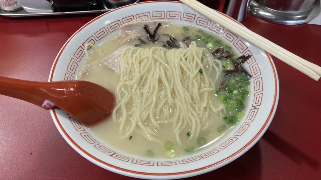 loveramener's tweet photo. ラーメンたつみ@小倉のラーメン
店内は結構な獣臭を感じるが、ラーメン自体はそこまで臭みもなく。
白色クリーミーな仕上がりで油分もそれなりに溶かし込んでいるタイプ。
麺はこの系統にしては少し太めの物、滑らかな啜り心地の麺で相性的にも悪くない。
値段も700円でクオリティからすると良心的。 https://t.co/0NiVitrLBK