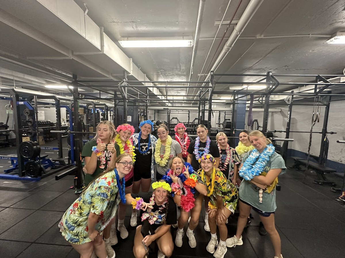 jhawksoftball's tweet image. A little Luau Lifting on a Monday!  #GettingBetter 🥎 💪🏻 🏝️