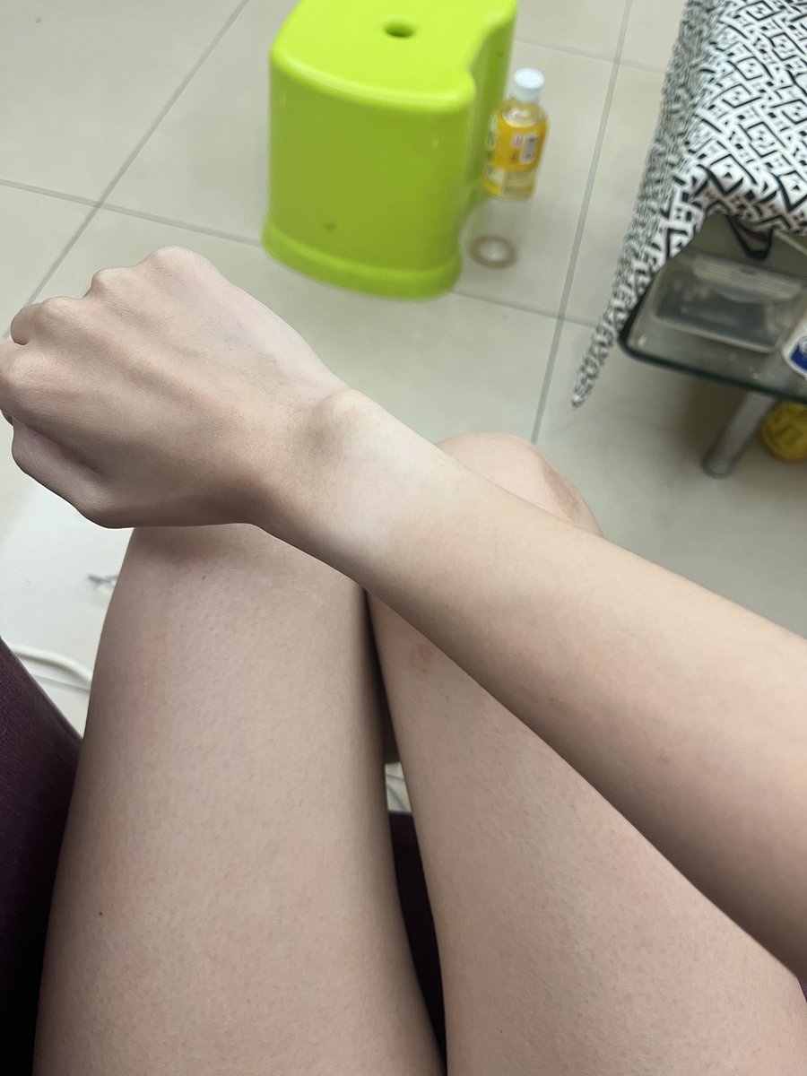 我以前一直覺得我是黑肉底
但自從戴手錶後 發現 原來我本來好像也算蠻白的欸== https://t.co/ZryEm4EEDv
