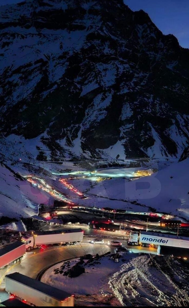 590Rne's tweet photo. Camino internacional
Los Libertadores 
Abierto para todo tipo de vehículos
Porte obligado de cadenas
Cierre barrera G vieja y Uspallata 18 hrs.
 @RadioPortales @reddeemergencia @ruta5chile @radiomitremza @LiderFMChile @RadioCrecerFM @pasioncamionero @UPFronterizos @fronterasarg https://t.co/H1WVw1YnDS