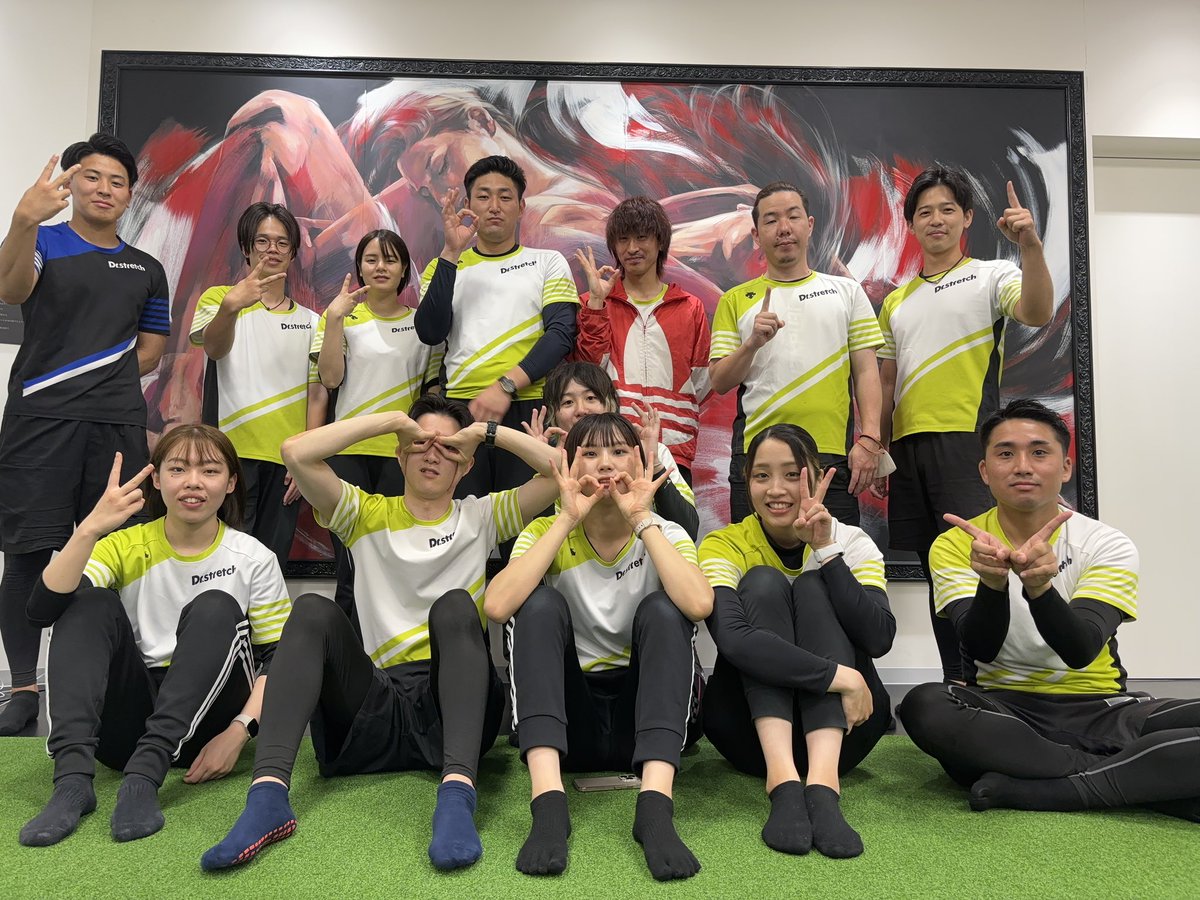 Dsharamaki's tweet photo. おはようございます。こんにちは。こんばんは。有楽町店の服巻です🐊

全体MTG恒例の写真撮影📷
ポーズは左からYO1
Y:有楽町
O:OIOI(マルイ)
1 :No.1
有楽町マルイNo.1です✨
#KANAI…？？
#TAKAHARA…？？ https://t.co/kvJEpAPJKn