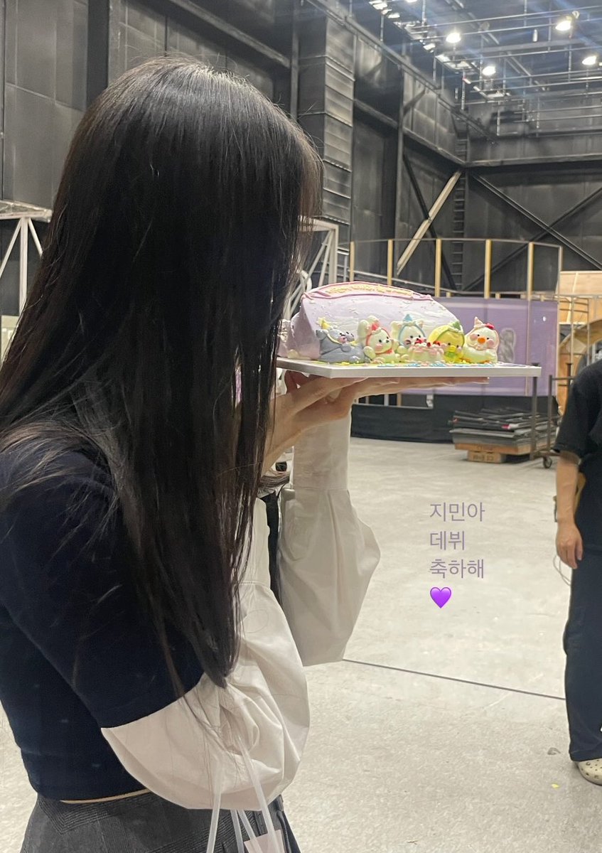 jeeminnt's tweet photo. Just received a beautiful congratulatory cake from my dear friends! I'm incredibly grateful to have such amazing people in my life. Thank you for your love and support girls🩷 https://t.co/pOnRzQwIIF
