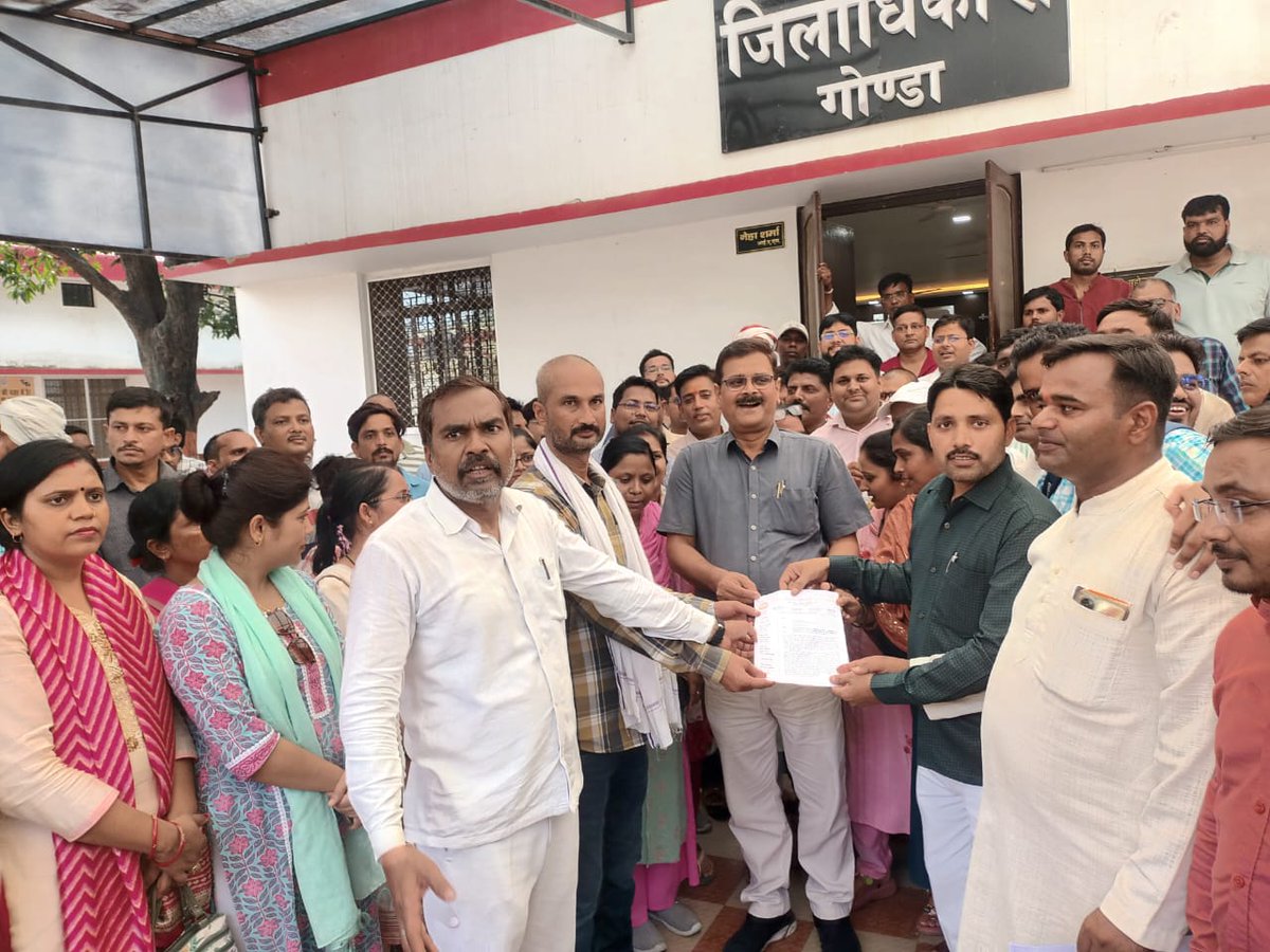 abhinav019's tweet photo. जनपद गोण्डा....शिक्षक एकता जिंदाबाद
@abhinav019 
#boycottonlineattendance #boycottऑनलाइनहाज़िरी https://t.co/MHDc77bPJC