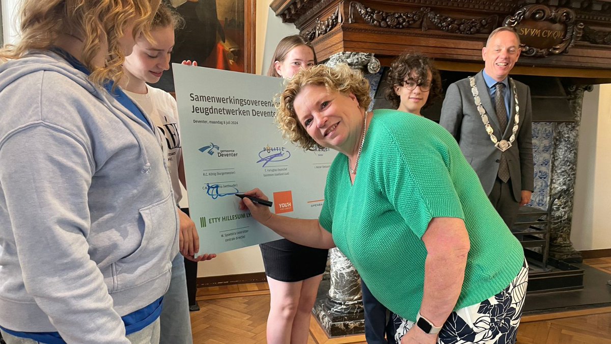 Op maandag 8 juli hebben burgemeester Ron König en wethouder Ilse Duursma de samenwerkingsovereenkomst jeugdnetwerken Deventer 2024-2027 ondertekend. Lees meer 👉 bit.ly/45SPqkZ