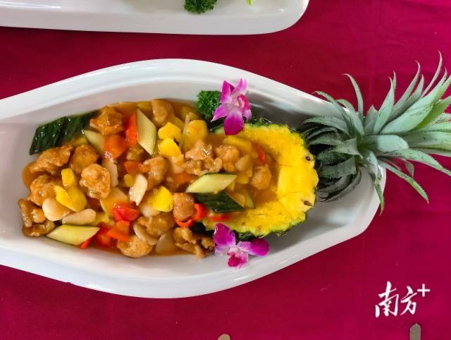 lovechaozhou's tweet photo. Recently, the eight-day 2024 “#Cantonese Chef” 🧑‍🍳  training program in Dengtang, #Chaozhou successfully concluded.🎉 At the graduation assessment site, over 40 trainees skillfully used cooking techniques to prepare ten special dishes, including Sweet and Sour Pork with #Pineapple🍍, Fish with Orange Sauce that looks like Corn🐟, and a Braised Platter🥘. This training closely aligned with regional advantages and industrial characteristics, making full use of local ingredients in Chaozhou such as pineapple and rice noodles🍝 to innovate and create unique recipes.