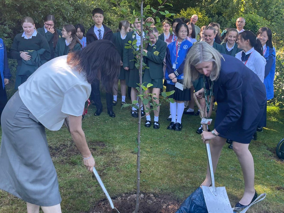 🌳💚 A memorable moment for the students and staff at <a href="/uptonhallfcj/">@UptonHallFCJ</a>, planting a tree in honour of their sister school Taicang No.1 Middle School visiting the school.
