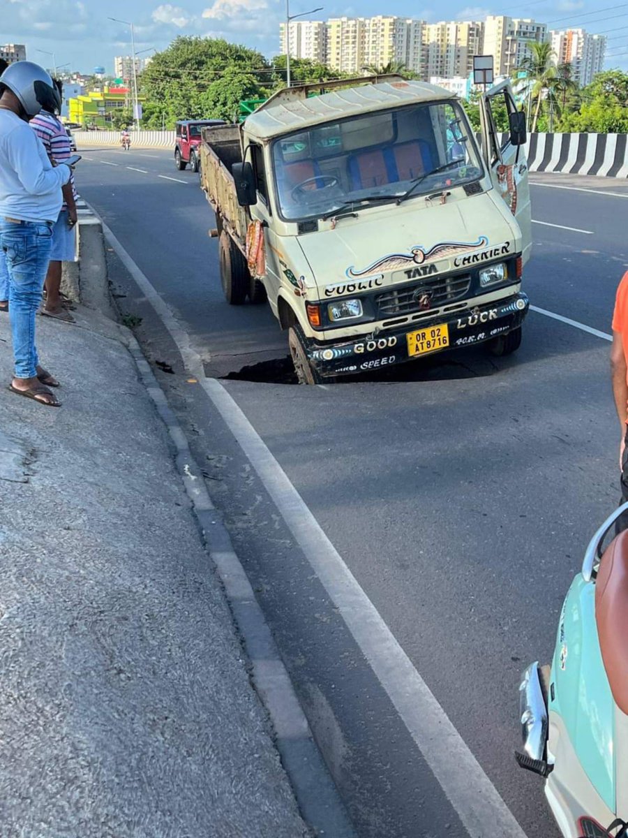 kalingatv's tweet photo. Portion of a bridge collapsed on NH-16 in Bhubaneswar
#bhubaneswar #nh16 #Odisha #bridgecollaps #kalingatv https://t.co/rYHBvoplNa