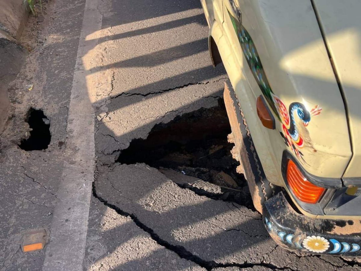 kalingatv's tweet photo. Portion of a bridge collapsed on NH-16 in Bhubaneswar
#bhubaneswar #nh16 #Odisha #bridgecollaps #kalingatv https://t.co/rYHBvoplNa