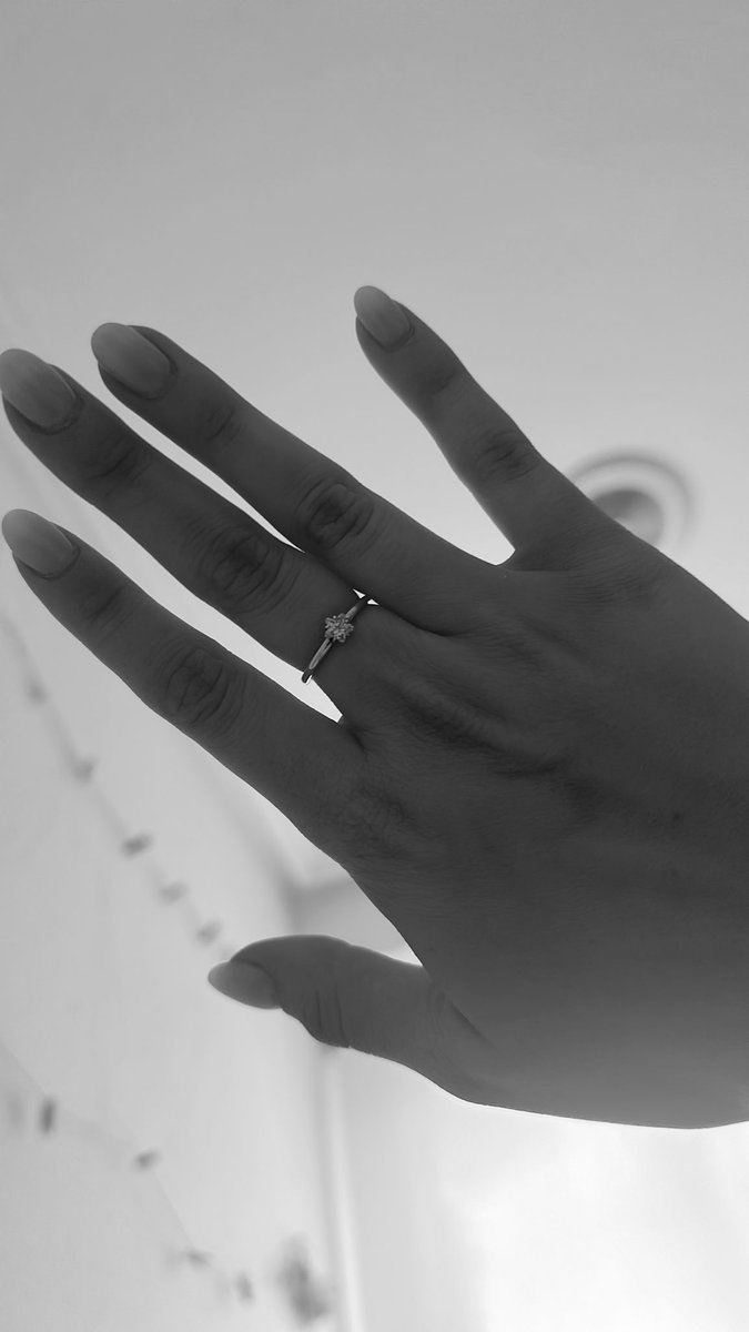 emmaabravoo's tweet photo. 💍😸🤍 https://t.co/dfADqmsOJ3