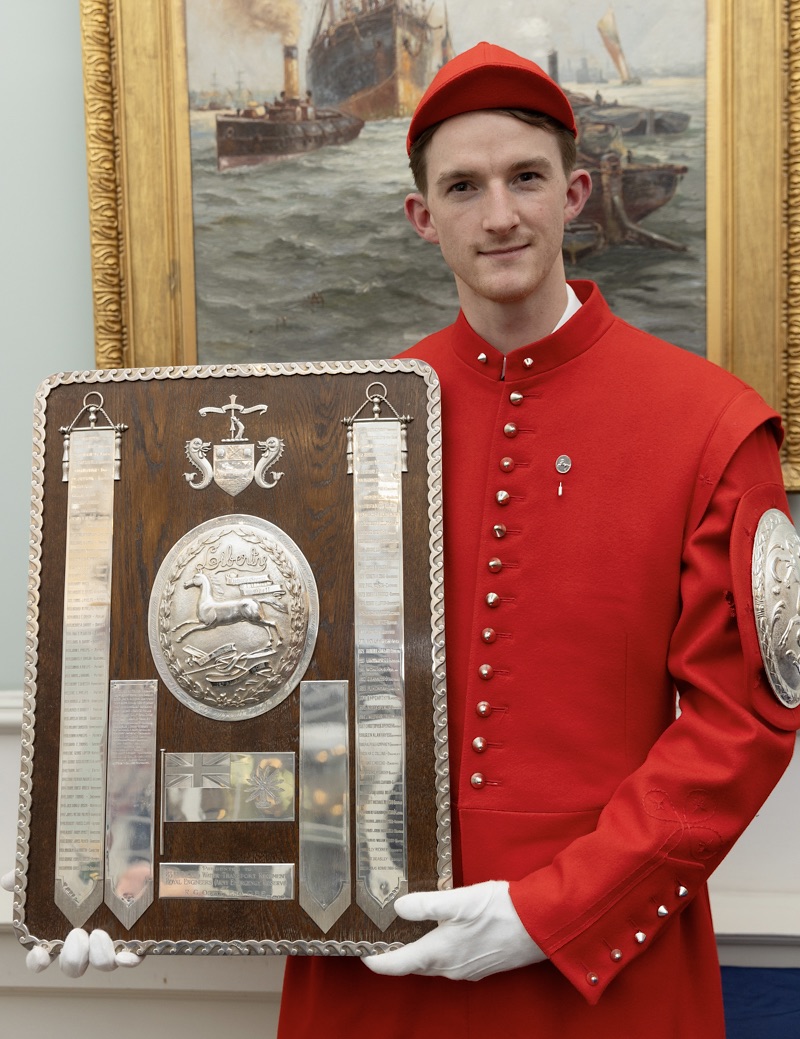boatsing's tweet image. On HTBS: Tomorrow, 9 July, the oldest rowing race in the world will be held on the River Thames - @DoggettsRace, Tim Koch writes. Pictured, last year's winner, Riess Ballard.
heartheboatsing.com/2024/07/08/d-d…