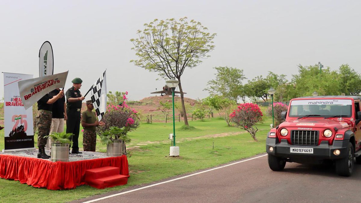 #KVDRajatJayanti

#KonarkCorps flagged off Car Rally commemorating #25YearsofKargilVijay from #Jodhpur. Sponsored by Mahindra &amp; Mahindra Ltd, team of #Veterans &amp; civilians are traversing from #Tanot to #Dras while expressing their gratitude to the #IndianArmy along the way.