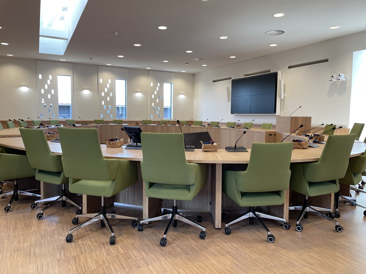 Op woensdag 10 juli vergadert de raad vanaf 19.30 uur in De Spil in Bleskensgraaf. Op de agenda spreekt oa over adviesrecht omgevingsvergunning Lekdijk 73a in Waal. Kijk voor de agenda én om mee te kijken/te luisteren op is.gd/L2iloO